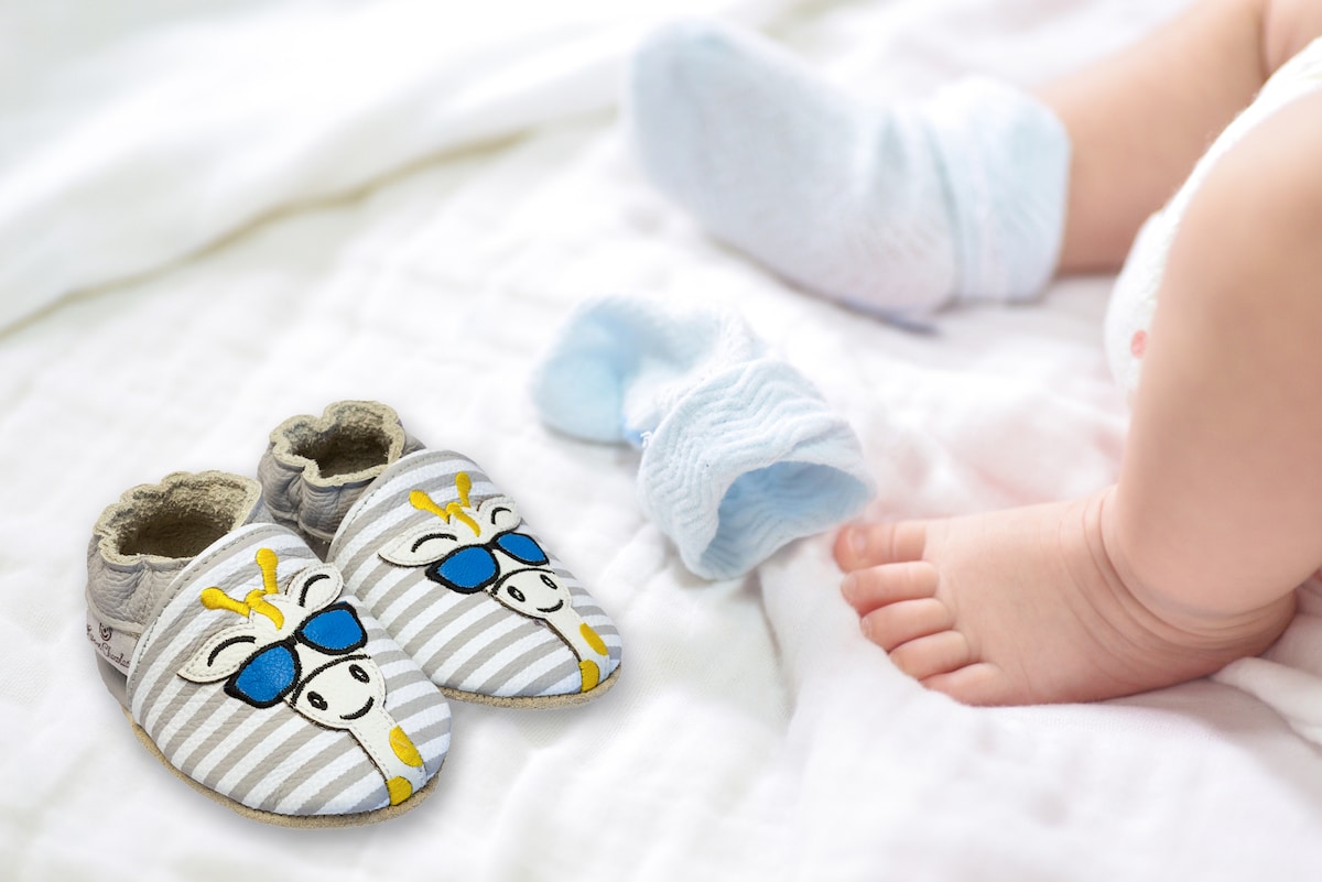 Close-up of mother hands holding tiny baby feet