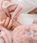 Peluche coniglio, pupazzo ecologico, morbido, in materiale riciclato, per bambini e neonati, altezza cm 40 - immagine 4